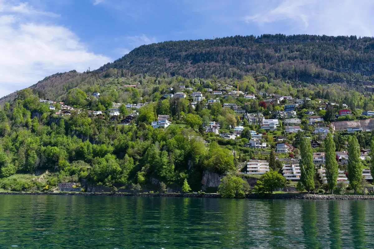 pexels-jean-paul-wettstein